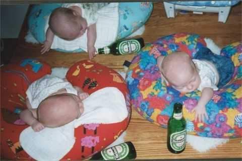 Ini hanya sebuah foto hiburan. Bayi yang seolah-olah mabok menenggak bir. Tertawa lah sebelum tertawa dilarang
