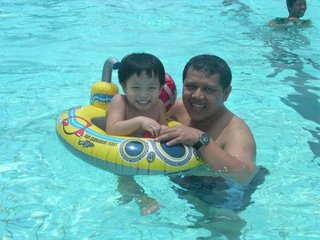 Marim Purba dan putranya, ketika masih jadi 'orang bebas' dan bercengkerama di sebuah kolam renang di Jakarta