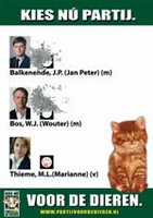 Twee honden vechten om een been en loopt de derde er meeheen?