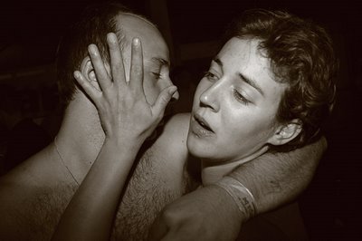 embracing, étreinte, un couple s'embrasse dans la foule, photo dominique houcmant, goldo graphisme