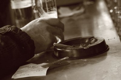 image_main_manos_hands, cigarette, bière_bier_cerveza, photo dominique houcmant, goldo graphisme