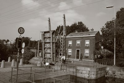 photo le canal de l'ourthe à Liège (Angleur), le pont-levant des Aguesses, copyright dominique houcmant, goldo graphisme