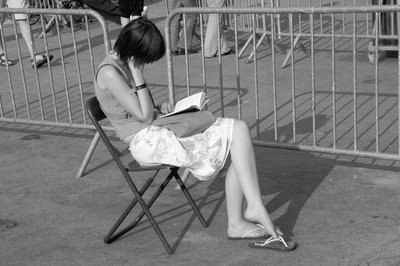 photo femme lisant un livre, beach days 2006 esneux, photo dominique houcmant, goldo graphisme