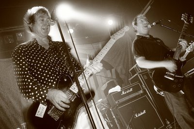 the buzzcocks, concert, live, soundstation liège, steve diggle et pete shelley, photo dominique houcmant, goldo graphisme