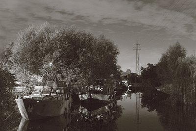 le canal de l'ourthe à liège au niveau de l'île aux aguesses derrière belle-île, copyright dominique houcmant, goldo graphisme