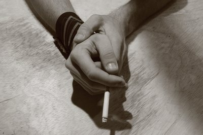 photo mains et cigarette, hands and cigarette, fotografia manos y cigarrillo, copyright dominique houcmant, goldo graphisme