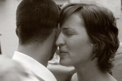 photo d'une fille parlant à l'oreille d'un homme, a girl speaking with a man, fotografía una muchacha que habla con un hombre, copyright dominique houcmant, goldo graphisme