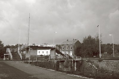 image Lock Keeper's House, la maison du gardien de l'écluse, canal de l'Ourthe à Chênée, porte de rétention et passerelle ..., photo dominique houcmant, goldo graphisme