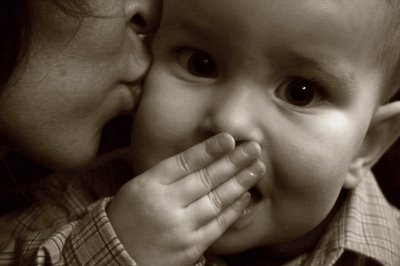 enfant + femme, baiser, woman and child, a kiss photo dominique houcmant, goldo graphisme