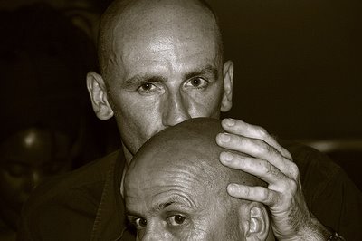 photo de deux hommes au crane rasé, fotografía de dos hombres al cráneo afeitado, portrait of two men to shaven cranium, copyright dominique houcmant, goldo graphisme