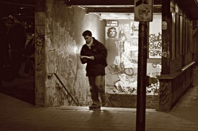 photo homme+gare jonfosse+liège+nuit, photo dominique houcmant, goldo graphisme