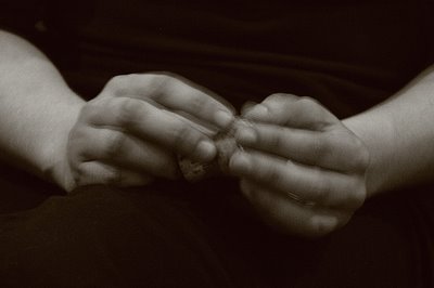 mains et bouchon de champagne, hands and a cork of champagne, photo dominique houcmant, goldo graphisme