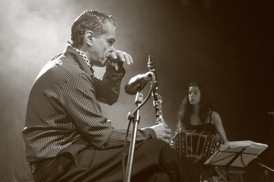 photo concert Daniel Melingo au festival les ardentes à Liège, Foto Tango, shows en vivo, photo dominique houcmant, goldo graphisme