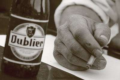 photo de la main d'un homme, sculpteur sur pierre, foto dominique houcmant