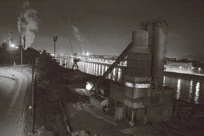 photo d'un paysage industriel de la vallée de la meuse la nuit, Ougrée et le haut-fourneau, industrial landscape of the Meuse valley at night, Ougrée and the blast furnace, paisaje industrial del valle de la Mosa en la noche, Ougrée y el alto horno, copyright dominique houcmant, goldo graphisme