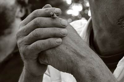 photo les mains du tailleur de pierres, stone cutter hands, photo dominique houcmant, goldo graphisme