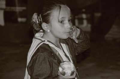 photo d'une fillette mangeant une pomme, copyright dominique houcmant, goldo graphisme