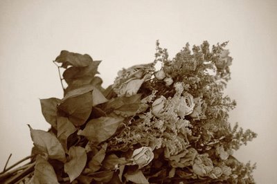 Bonheur fané, cheveux au vent, Baisers volés, rêves mouvants, Que reste-t-il de tout cela, Dites-le-moi, un bouquet de fleurs sechées