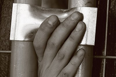 photo d'une main en train de serrer une barrière Heras, worker hand, mano del trabajador, fotografia mano dell'operaio, copyright dominique houcmant, goldo graphisme