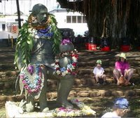 Max and Woody in background of lei-laden Kalakaua statue