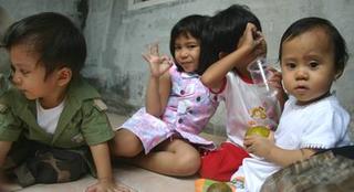 Aisyah lagi main sama Abang Sultan, KK Sarah, dan KK Putri