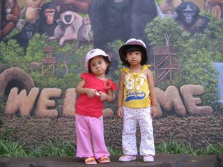 Aisyah dan KK Manda di depan Pusat Primata Schmutzer