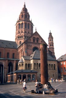 Noah in front of Mainz column