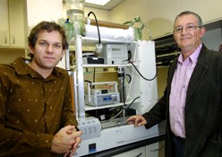 Nic Meyer (left) and Dr Zoran Ristovski with the nanoparticle analyzer - Image Courtesy of QUT