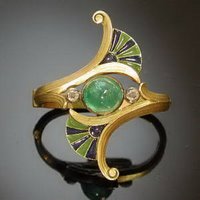 Emerald cabachon with ribbon Motif
