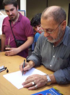 El maestro Lalia dibujando, al fondo, mate en mano, desde Uruguay, Rodolfo Santullo
