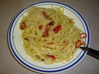 Garlic, oil and peppers pasta