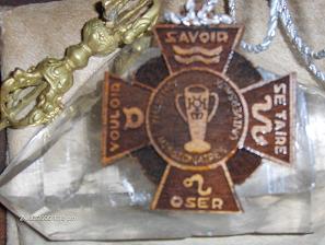 El Emblema del Mahatma, sobre su Cristal, junto a su Vajra