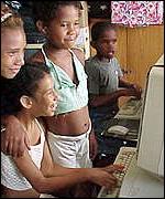 Niños del Tercer Mundo frente a ordenadores