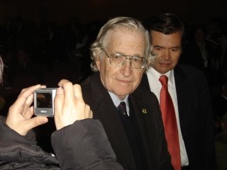 Encuentro cercano con un Chomsky despistado
