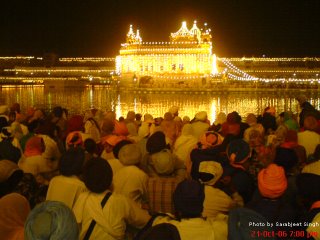 CLICK TO ENLARGE: A sea of Sangat listens to Hukamnama after Rehras Sahib on Diwali evening.