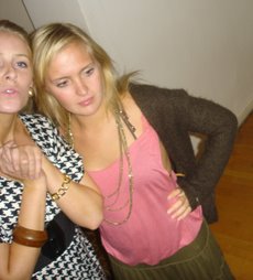 Eline and Julianne at your service