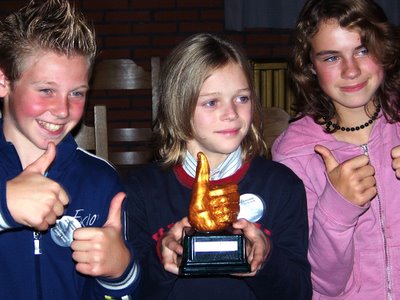 De winnaars van de Jeugdduim 2006. Drie hoofdrolspelers uit de opvoering van Jungle Boek nemen trots de prijs in ontvangst. Van links naar rechts: Yarne Van Saet (broer van), Sibren Ledegen en Marlien Echelpoels...