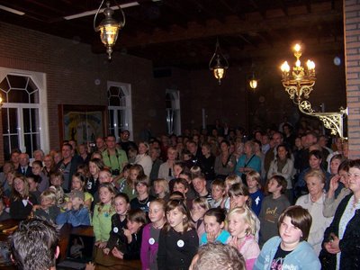 De gemeentelijke feestzaal zat overvol...