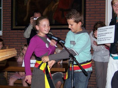De oude kinderburgemeester (Stef Janssens) pakt de nieuwe (Yince Van Saet) in...
