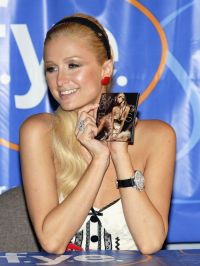 Paris Hilton cd's signing