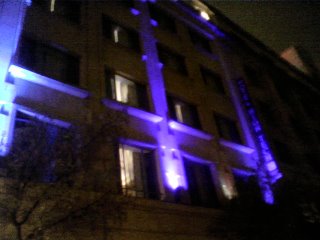 Ésta es la fachada del hotel, lo más IN porque las luces cambiaban de color!!