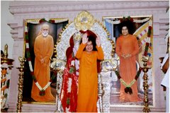 SWAMY Blessing Devotees at Sri Sathya Sai Aanandha Nilayam, madurai (2nd Abode of SWAMY)