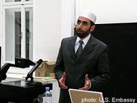 Imam Arafat delivering his lecture 'Islam and the West: Challenges and Opportunities, Photo credit: vienna.usembassy.gov