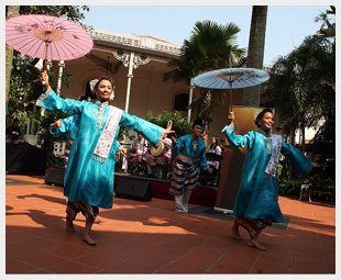 Suria Raya Karnival Traditional Malay Welcome Dance