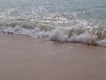 o mar enrola na areia