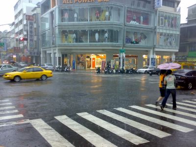 一中街的下雨路口