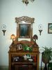 Mueble al lado derecho de la puerta principal.