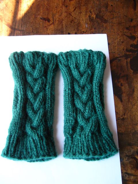 Cabled Wristwarmers