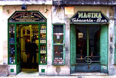 Bares típicos del barrio de Alfama, Lisboa