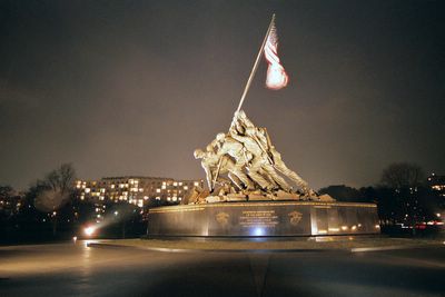 Iwo Jima Memorial at night. (c) Lawhawk 2005